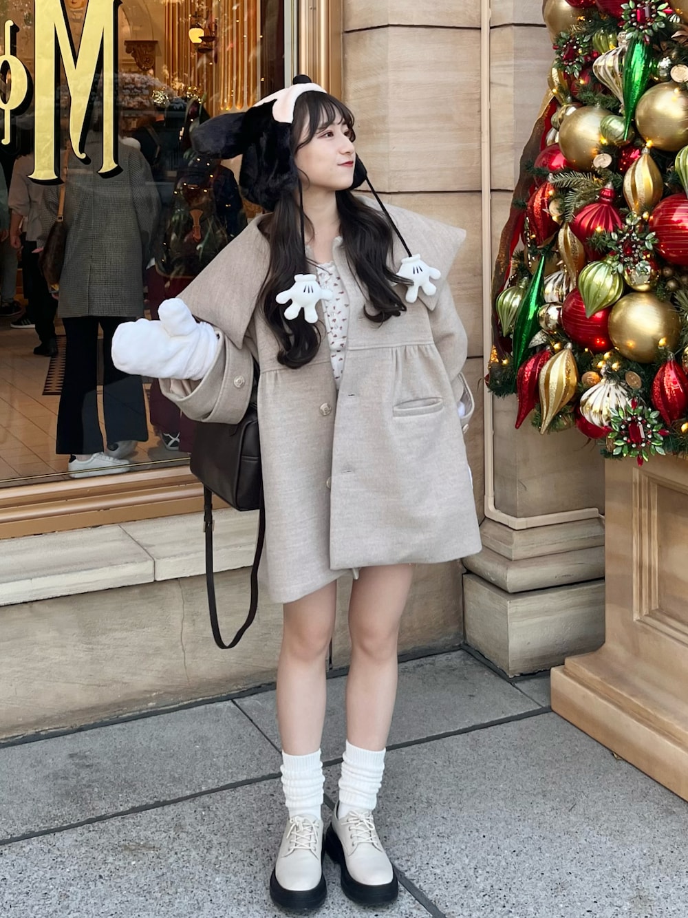 「ファッションを楽しもう、休日スタイル、大人かわいい、今日のコーデ、低身長コーデ、アウターコーデ、冬アウター、大人ガーリー、umm.claïr、テーマパーク、冬コーデ、淡色コーデ」｜「TINA：JOJUNのクリアボタン ヘンリーネックカットソー TINA：JOJUN（Tシャツ/カットソー、レッド系）」を使った、miyu Ӧさん（レディース・148cm）の秋コーディネートの1枚目の写真
