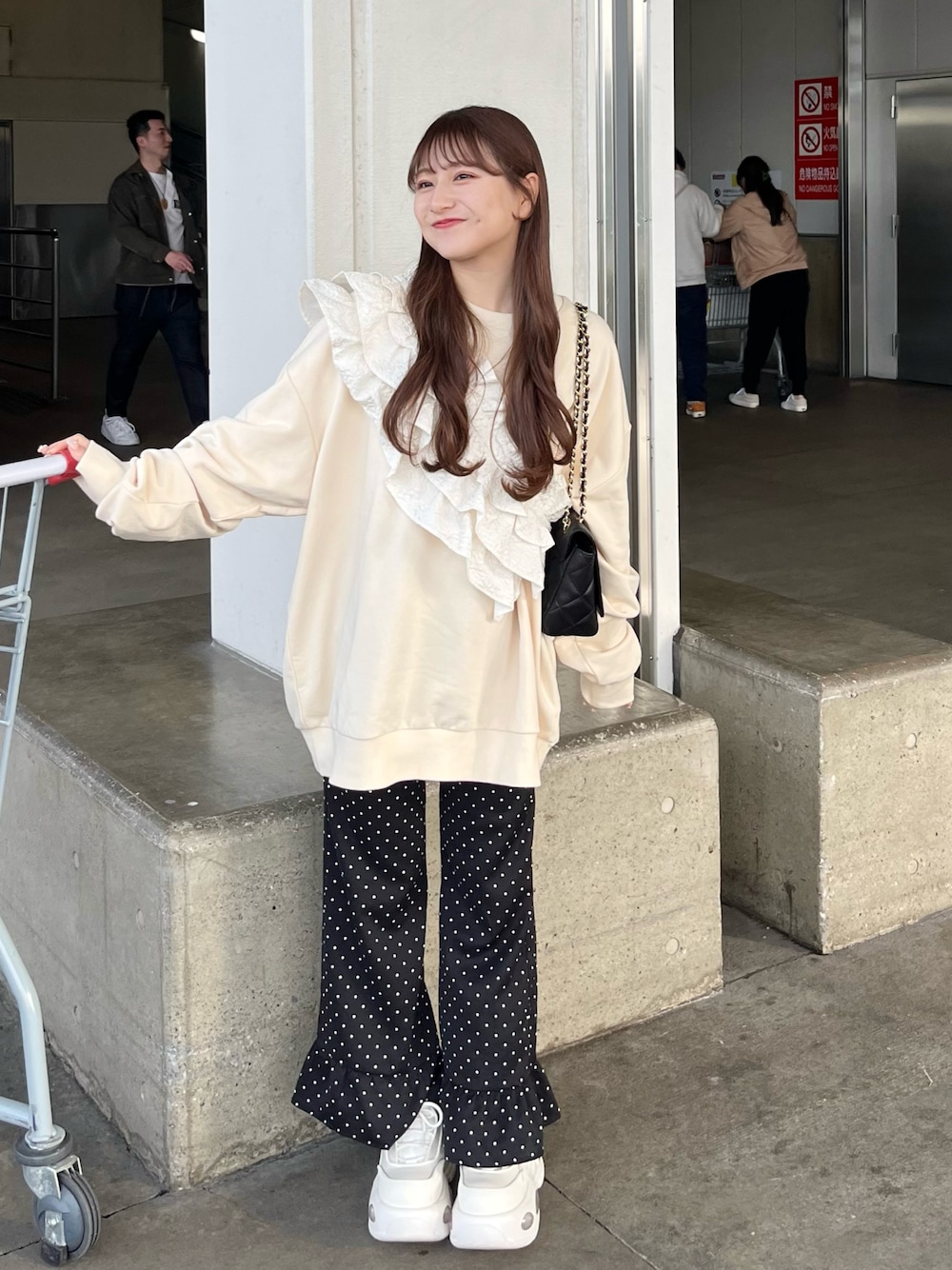 「春コーデ、休日スタイル、お出かけコーデ、春服、スニーカーコーデ、今日のコーデ、大人ガーリー、パンツコーデ、春服みてみて、ナチュラルガーリー、スウェット、低身長コーデ、umm.claïr、パンツスタイル、厚底シューズ」｜「umm.claïrのアイテム（スウェット、ホワイト系）」を使った、miyu Ӧさん（レディース・148cm）の冬コーディネートの1枚目の写真
