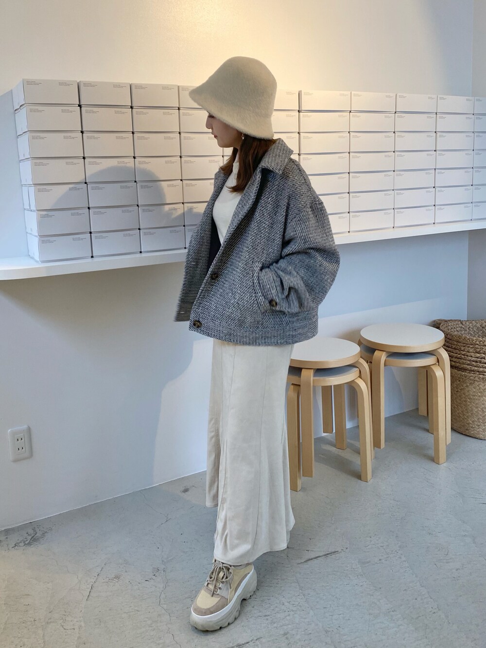 「冬コーデ、モノトーン、スニーカーコーデ、ハイネックニット、シンプルコーデ、モノトーンコーデ、バケットハット、wearhalloween2021」｜「fupelのメランジブルゾン（ブルゾン、グレー系）」を使った、miyu Ӧさん（レディース・148cm）の秋コーディネートの1枚目の写真
