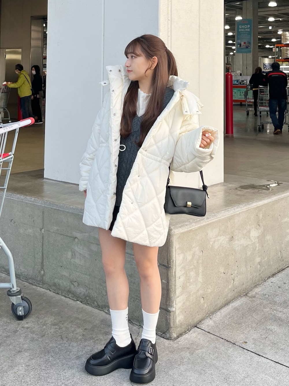 「シンプルコーデ、冬ファッション、淡色コーデ、休日スタイル、おでかけコーデ、ホワイトコーデ、プリーツスカート、今日のコーデ、ニットベスト、アウターコーデ、韓国ファッション、低身長コーデ、冬アウター」｜「mysticの【サイズ展開あり】キルティングフードコート（その他アウター、ホワイト系）」を使った、miyu Ӧさん（レディース・148cm）の冬コーディネートの1枚目の写真