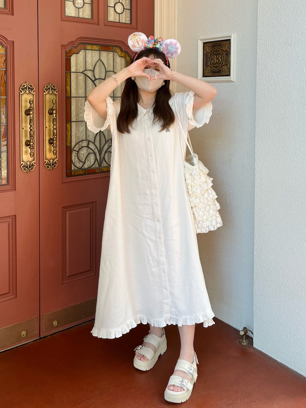 「夏コーデ、ワンピーススタイル、淡色コーデ、低身長コーデ、ホワイトコーデ、休日コーデ、ワントーンコーデ、トートバッグ、厚底シューズ、厚底サンダル、シンプルコーデ」｜「merry jennyのbear刺繍ガーゼワンピース（ワンピース、ホワイト系）」を使った、miyu Ӧさん（レディース・148cm）の夏コーディネートの1枚目の写真