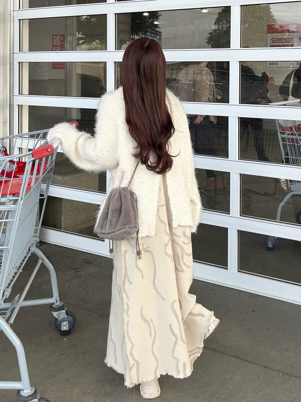「冬を彩る色いろコーデ、お出かけコーデ、シンプルスタイル、冬のコーデ、今日のコーデ、オトナカワイイ、ファーバッグ、ニットワンピース、休日コーデ、ワントーンコーデ、キャミワンピ、ニットカーディガン、ミニバッグ、ローファー」｜「mysticの【3色展開】シャギーラメポップニットカーディガン（カーディガン/ボレロ、ホワイト系）」を使った、miyu Ӧさん（レディース・148cm）の冬コーディネートの1枚目の写真