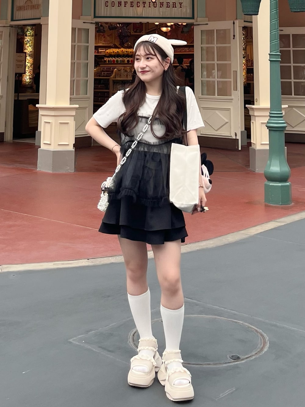 「シンプルスタイル、夏ファッション、大人ガーリー、低身長コーデ、韓国ファッション、休日スタイル、モノトーン、テーマパークコーデ、ガーリーコーデ、厚底シューズ、厚底サンダル、夏コーデ、夏だ！Tシャツ着よう！、フェススタイル、ビスチェ」｜「epineのアイテム（キャミソール、ブラック系）」を使った、miyu Ӧさん（レディース・148cm）の夏コーディネートの1枚目の写真