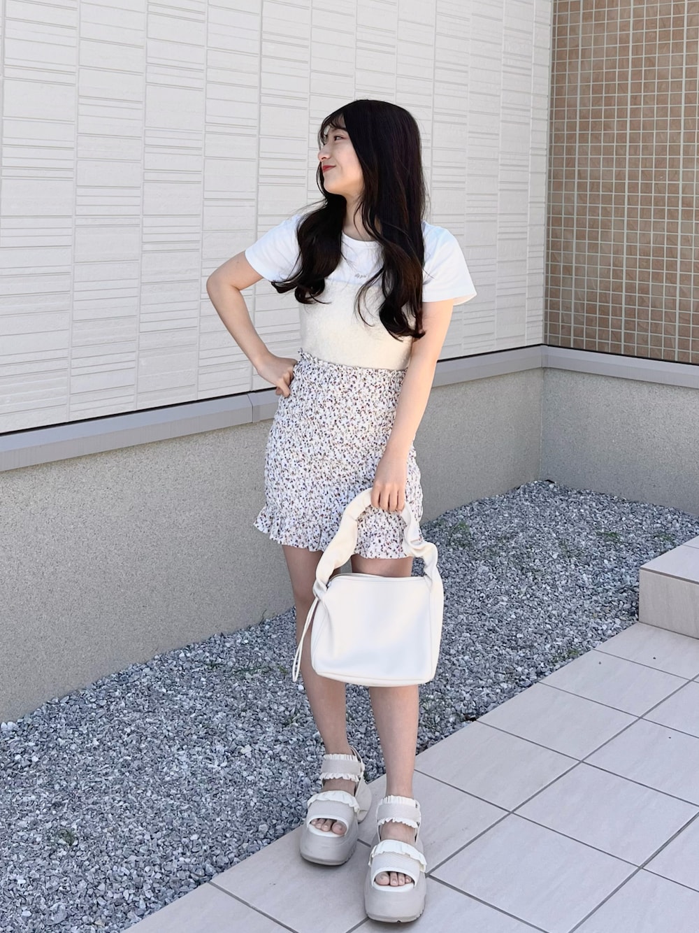 「休日コーデ、シンプルコーデ、おでかけコーデ、白Tシャツ、低身長、低身長コーデ、淡色コーデ、淡色女子、厚底シューズ、厚底サンダル、夏コーデ、ホワイトコーデ、ワントーンコーデ」｜「Chicoの小花柄シャーリングミニスカート（スカート、ホワイト系）」を使った、miyu Ӧさん（レディース・148cm）の春コーディネートの1枚目の写真