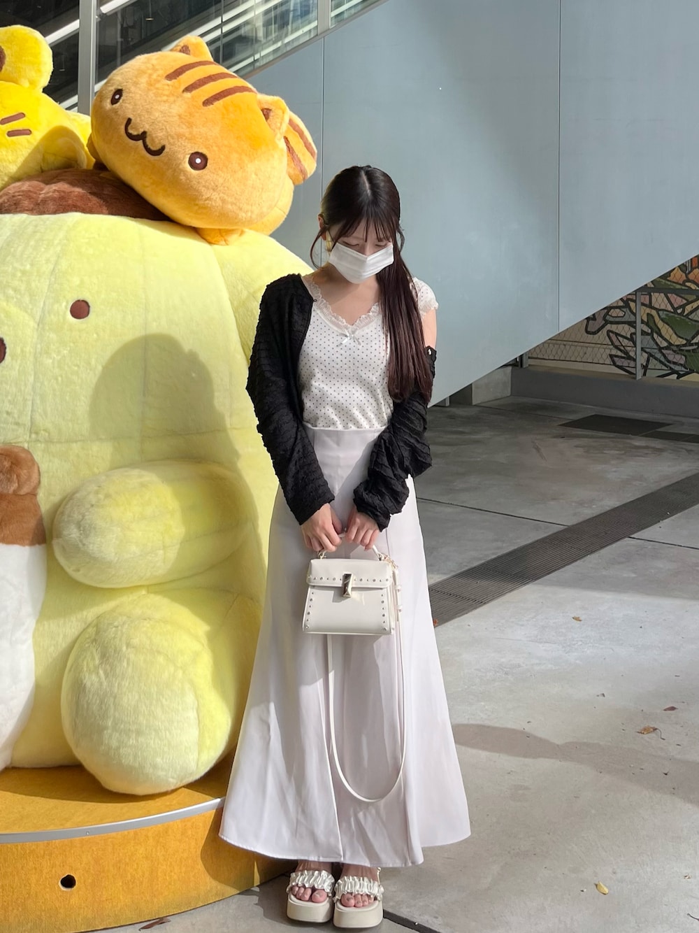 「モノトーン、お出かけコーデ、低身長女子、スカートコーデ、大人ガーリー、フェミニンコーデ、ガーリーコーデ、休日スタイル、低身長コーデ、今日のコーデ、春コーデ、夏コーデ、カーディガン、マーメイドスカート、厚底サンダル」｜「umm.claïrのアイテム（カーディガン/ボレロ、ブラック系）」を使った、miyu Ӧさん（レディース・149cm）の春コーディネートの1枚目の写真