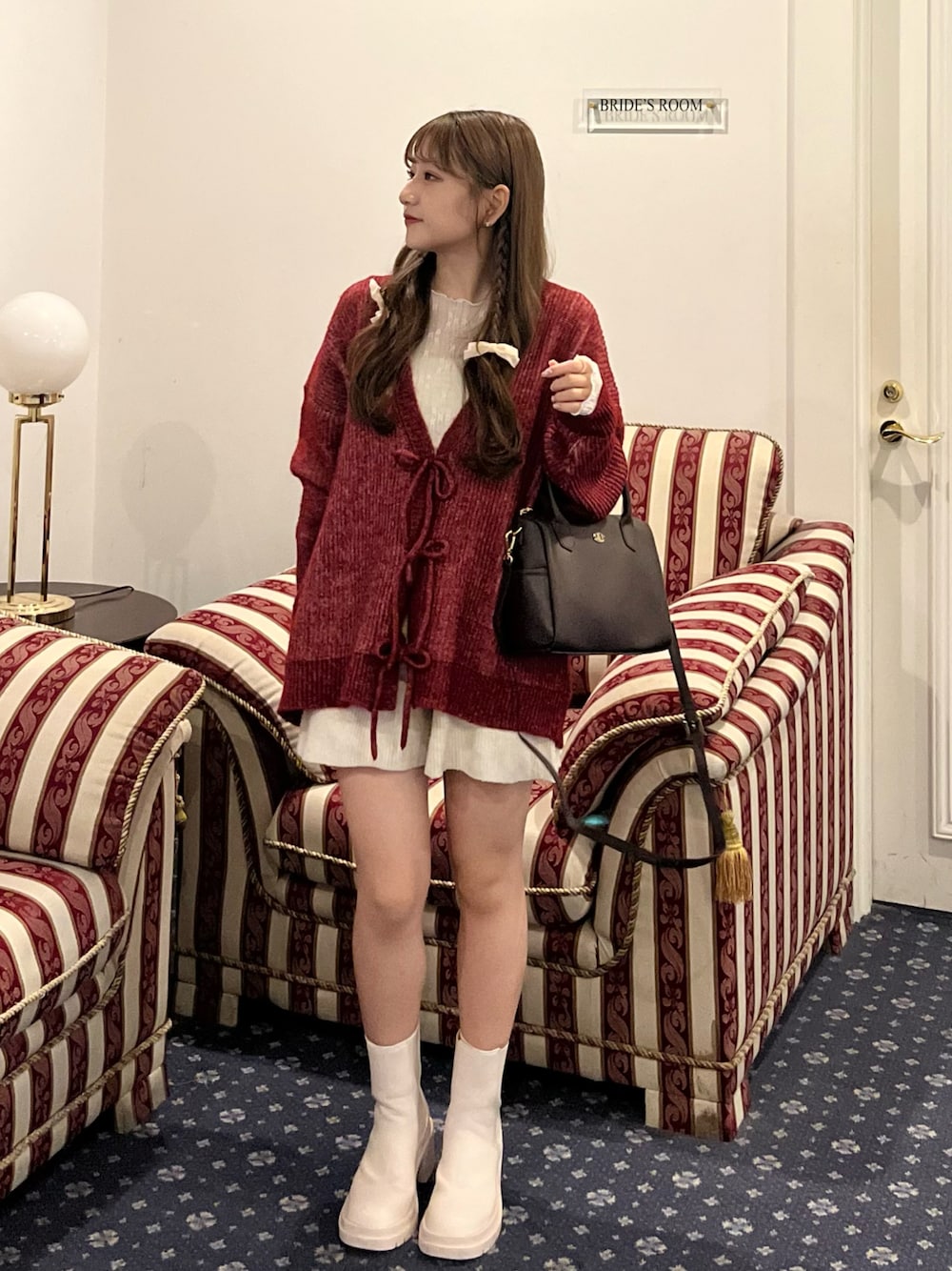 「秋冬コーデ、大人かわいい、カーディガン、カラー×コーデ、ブーツスタイル、秋色、ガーリー、ナチュラルガーリー、低身長コーデ、淡色コーデ、ニットパンツ、ボストンバッグ、秋コーデ、シンプルコーデ、休日スタイル」｜「merry jennyのVネックリボンカーディガン（カーディガン/ボレロ、レッド系）」を使った、miyu Ӧさん（レディース・148cm）の秋コーディネートの1枚目の写真