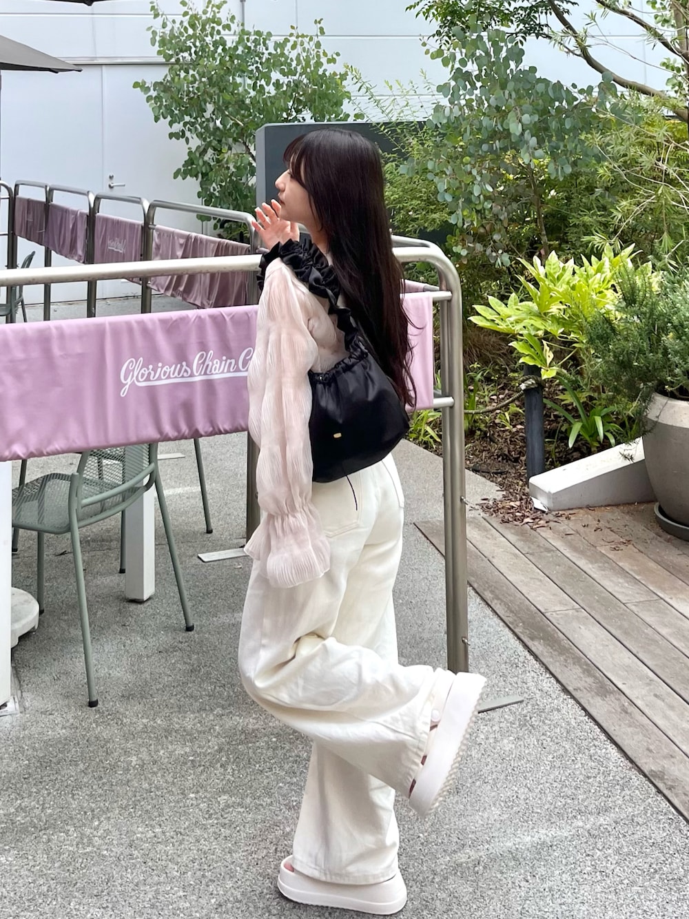 「夏コーデ、さらっと晴れやかスナップ、お出かけコーデ、休日スタイル、厚底サンダル、デニムパンツ、パンツスタイル、カジュアルガーリー、シンプルコーデ、サンダル、夏服、ガーリーコーデ」｜「LILY BROWNの【LILY BROWN Lingerie】サテンギャザーバケットバッグ（ショルダーバッグ、ブラック系）」を使った、miyu Ӧさん（レディース・148cm）の夏コーディネートの1枚目の写真