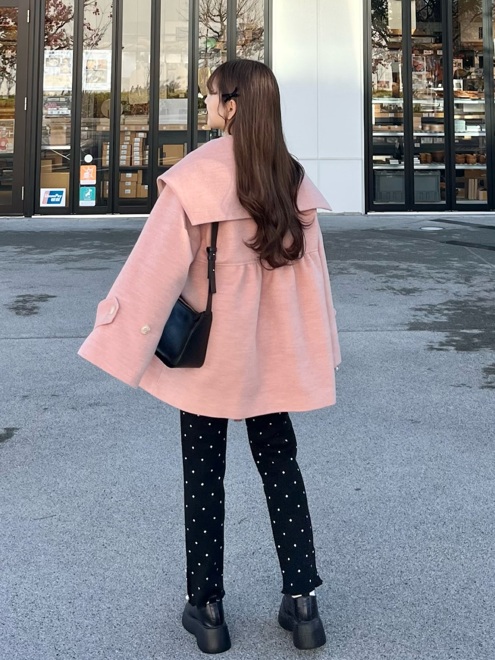 ピンク系のジャケット/アウター、ブラック系のその他パンツ、ブラック系のショルダーバッグを着用したレディースの冬コーディネートの1枚目の写真