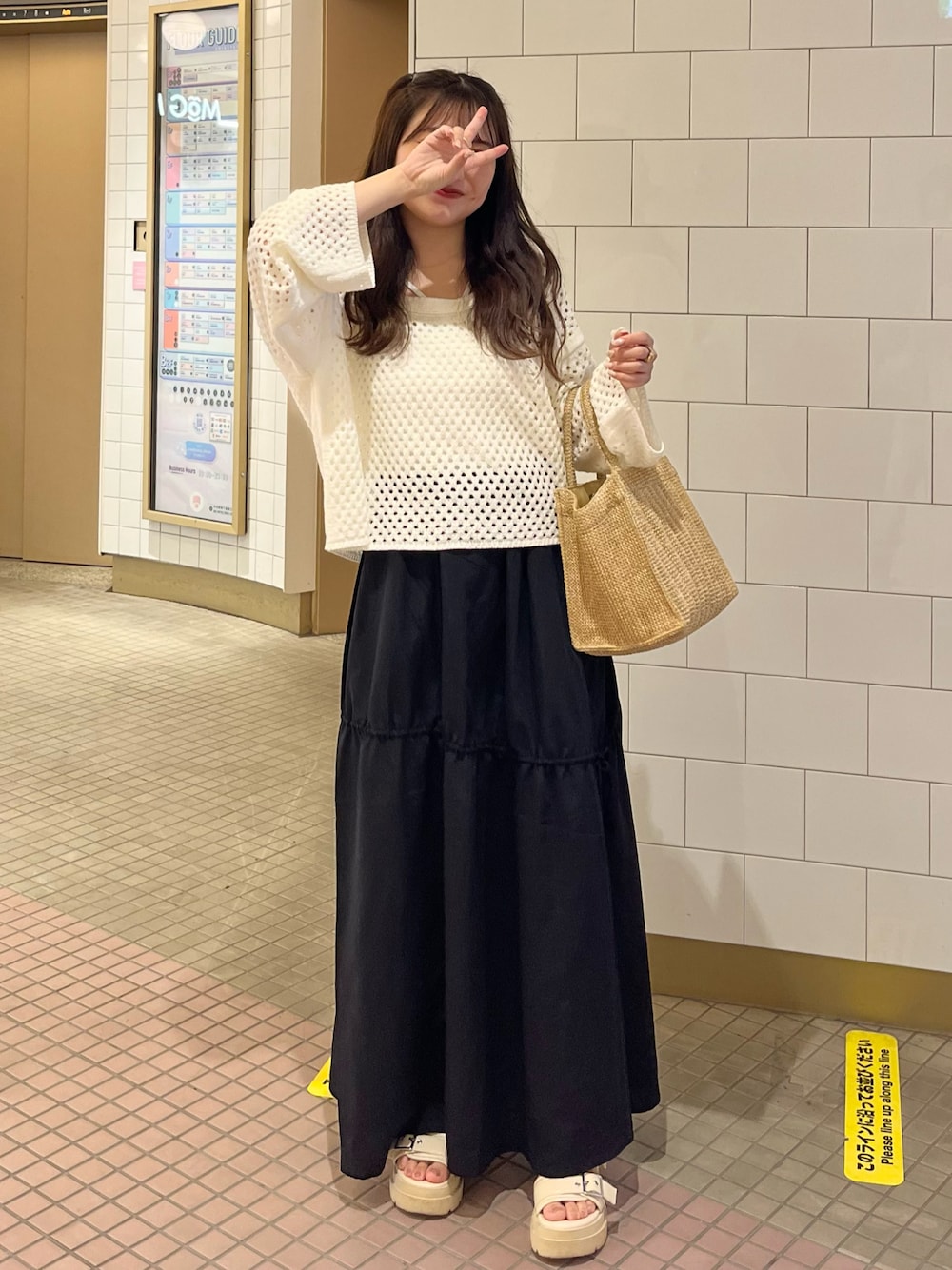 「大人コーデ、大人かわいい、お出かけコーデ、モノトーンコーデ、着回しコーデ、シンプルコーデ、休日スタイル、厚底シューズ、厚底サンダル、ロングスカート、夏ニット」｜「Kastaneの【2022AWアイテム】ナイロンシャーリングスカート（スカート、ブラック系）」を使った、miyu Ӧさん（レディース・148cm）の夏コーディネートの1枚目の写真