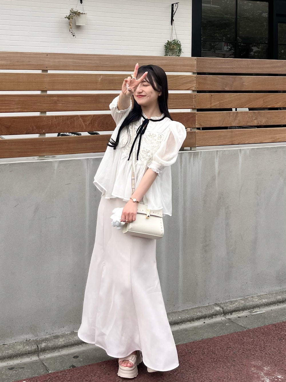 エンブロイダリーブラウスを使った人気ファッションコーディネート - WEAR