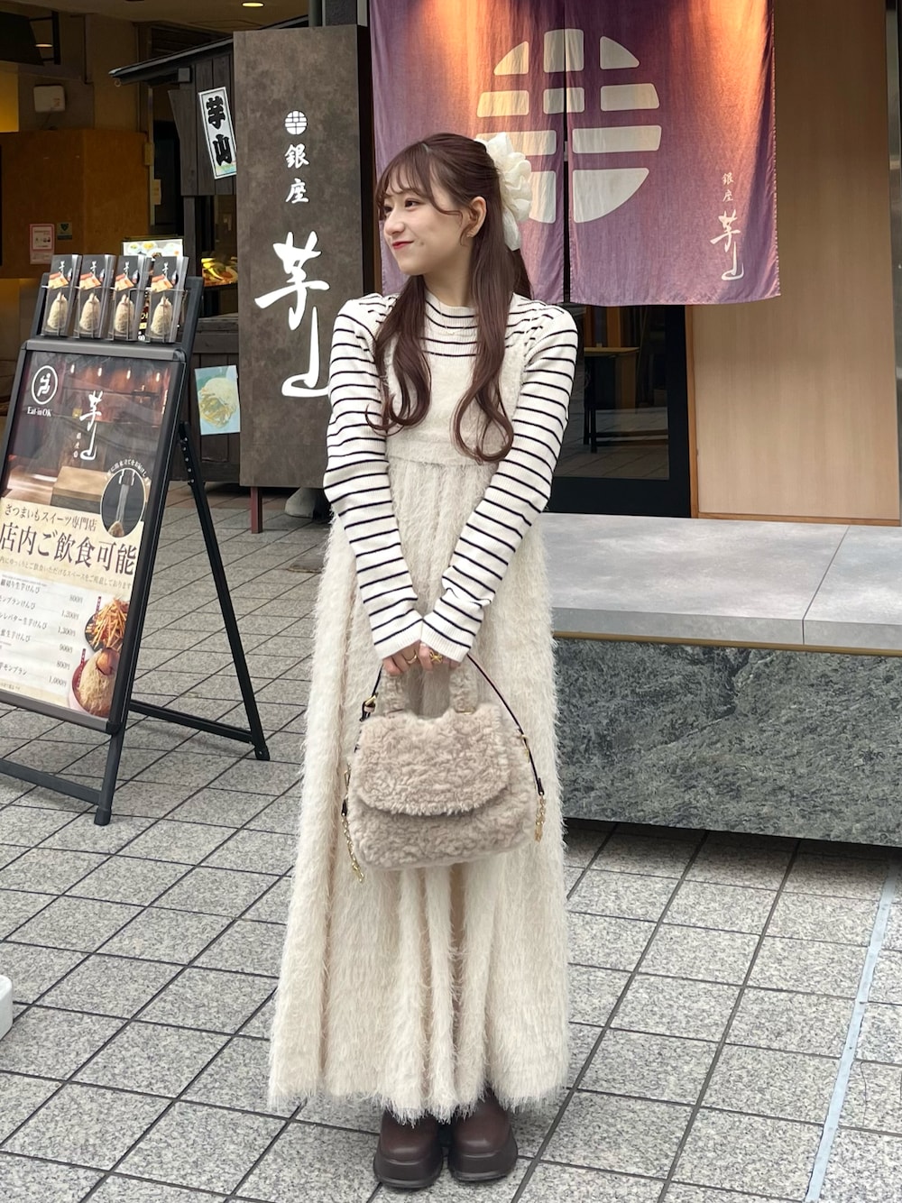 「休日スタイル、お出かけコーデ、シンプルコーデ、オトナカワイイ、低身長コーデ、春ファッション、ホワイトコーデ、淡色コーデ、ワントーンコーデ、キャミワンピ、おでかけコーデ、ファーバッグ」｜「LILY BROWNの3wayキャミドレス（ワンピース、ホワイト系）」を使った、miyu Ӧさん（レディース・148cm）の冬コーディネートの1枚目の写真