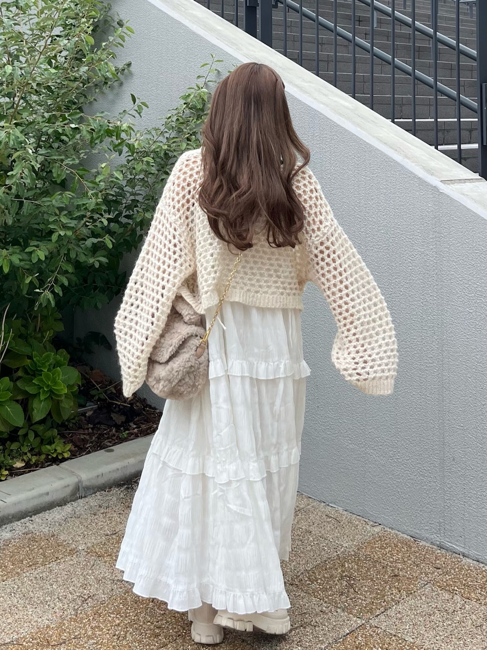 「秋服まるっと大公開、休日コーデ、大人ガーリー、淡色コーデ、秋先取りコーデ、ニットコーデ、秋コーデ、秋冬コーデ、秋服準備はじめました、淡色女子、低身長コーデ、ローファー、ファー小物、ファーバッグ」｜「archivesの２ｗａｙテープヤーンメッシュニット（ニット/セーター、ホワイト系）」を使った、miyu Ӧさん（レディース・148cm）の秋コーディネートの1枚目の写真