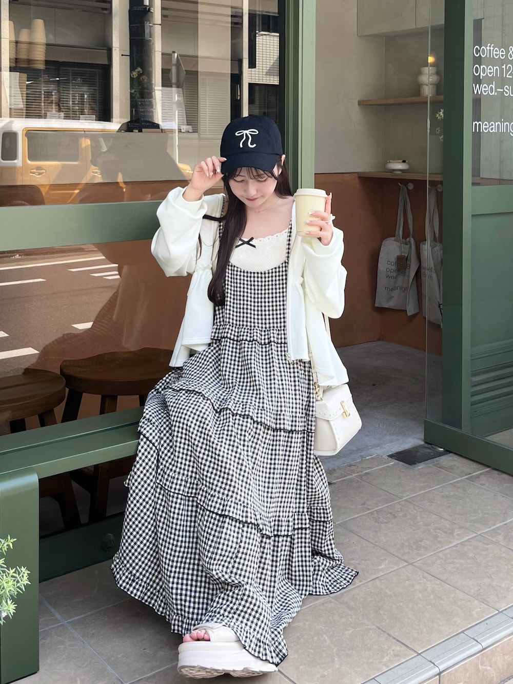 「やっぱり帽子が好き、春夏コーデ、ラフコーデ、低身長女子、リラックススタイル、厚底シューズ、フェミニンコーデ、大人かわいい、夏ファッション、ワンピースコーデ、低身長コーデ、ティアードスカート、キャミワンピ、パーカー、厚底サンダル」｜「Alley by w closetの【Alley】ギンガムチェックフリルティアードキャミワンピース（ワンピース、ブラック系）」を使った、miyu Ӧさん（レディース・149cm）の春コーディネートの1枚目の写真