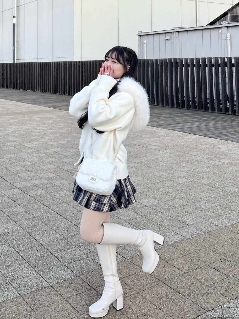 「真冬のあったかスタイル、ボアジャケット、大人かわいい、お出かけコーデ、低身長女子、低身長コーデ、ロングブーツ、GRL、チェック、シンプルコーデ、大人ガーリー、ホワイトコーデ、淡色コーデ、ブーツ、参戦コーデ」｜「sheinのアイテム（パーカー、ホワイト系）」を使った、miyu Ӧさん（レディース・149cm）の冬コーディネートの1枚目の写真