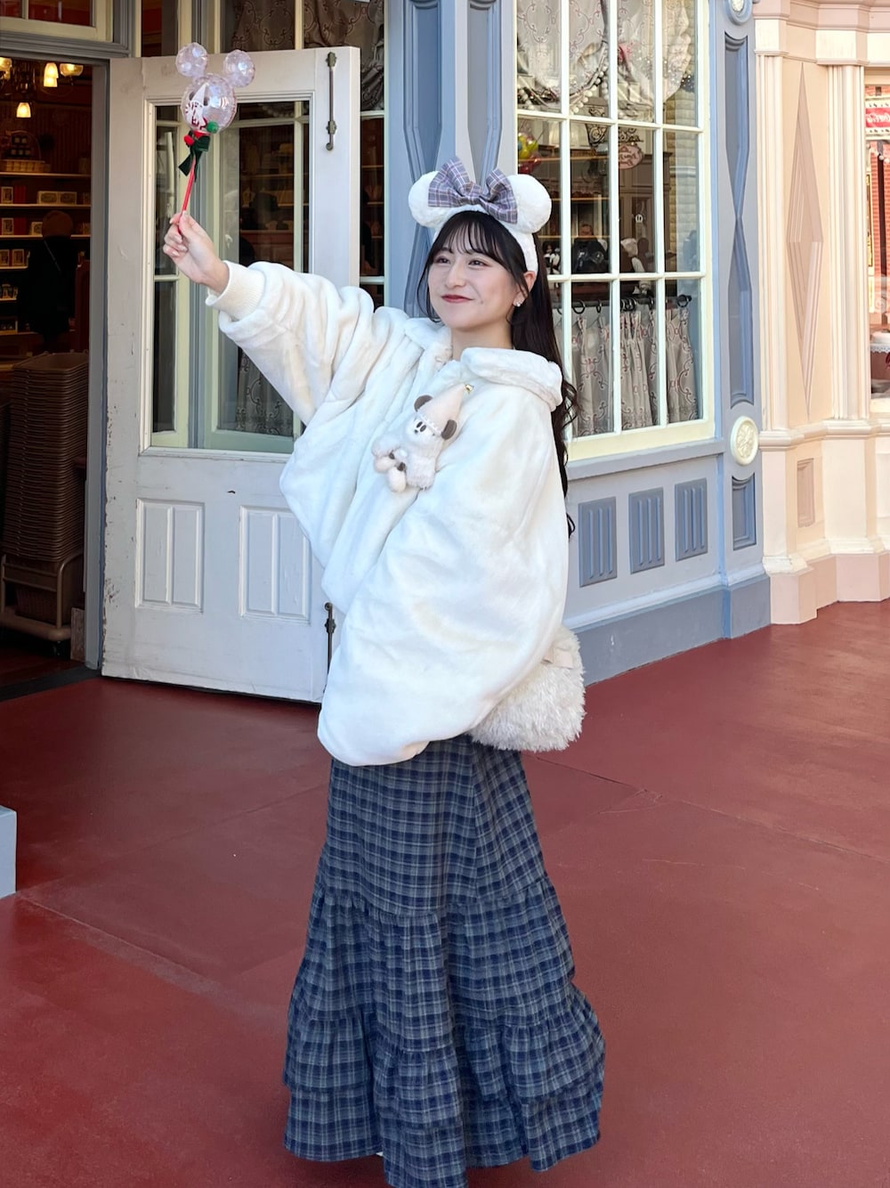 「冬コーデ、マイベストコーデ2024、クリスマス、冬服、クリスマスに着たい服、冬服コーデ、厚底シューズ、ムートンブーツ、ティアードスカート、低身長コーデ、シンプルコーデ、休日スタイル、テーマパークコーデ、ファー小物、umm.claïr」｜「umm.claïrのアイテム（スカート、ブルー系）」を使った、miyu Ӧさん（レディース・149cm）の冬コーディネートの1枚目の写真