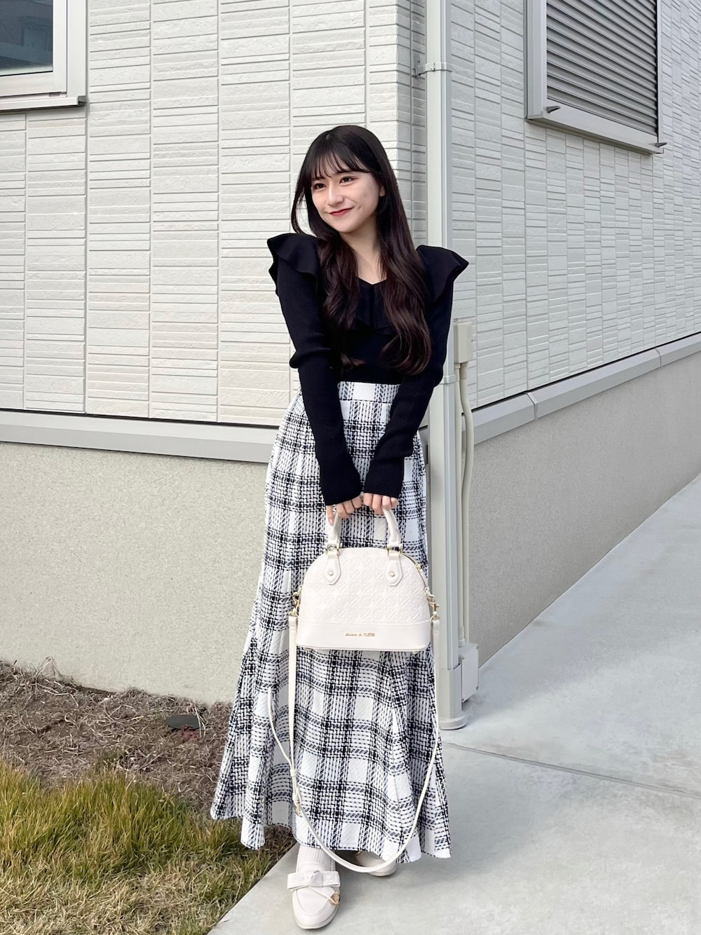 「最近のいい感じコーデ、おでかけコーデ、オトナカワイイ、シンプルコーデ、モノトーン、低身長コーデ、マーメイドスカート、大人ガーリー、秋コーデ、冬コーデ、ロングスカート、ツイードスカート、今日のコーデ、休日スタイル」｜「MERCURYDUOの2WAYフォールドラッフルロングスリーブニット（ニット/セーター、ブラック系）」を使った、miyu Ӧさん（レディース・149cm）の秋コーディネートの1枚目の写真