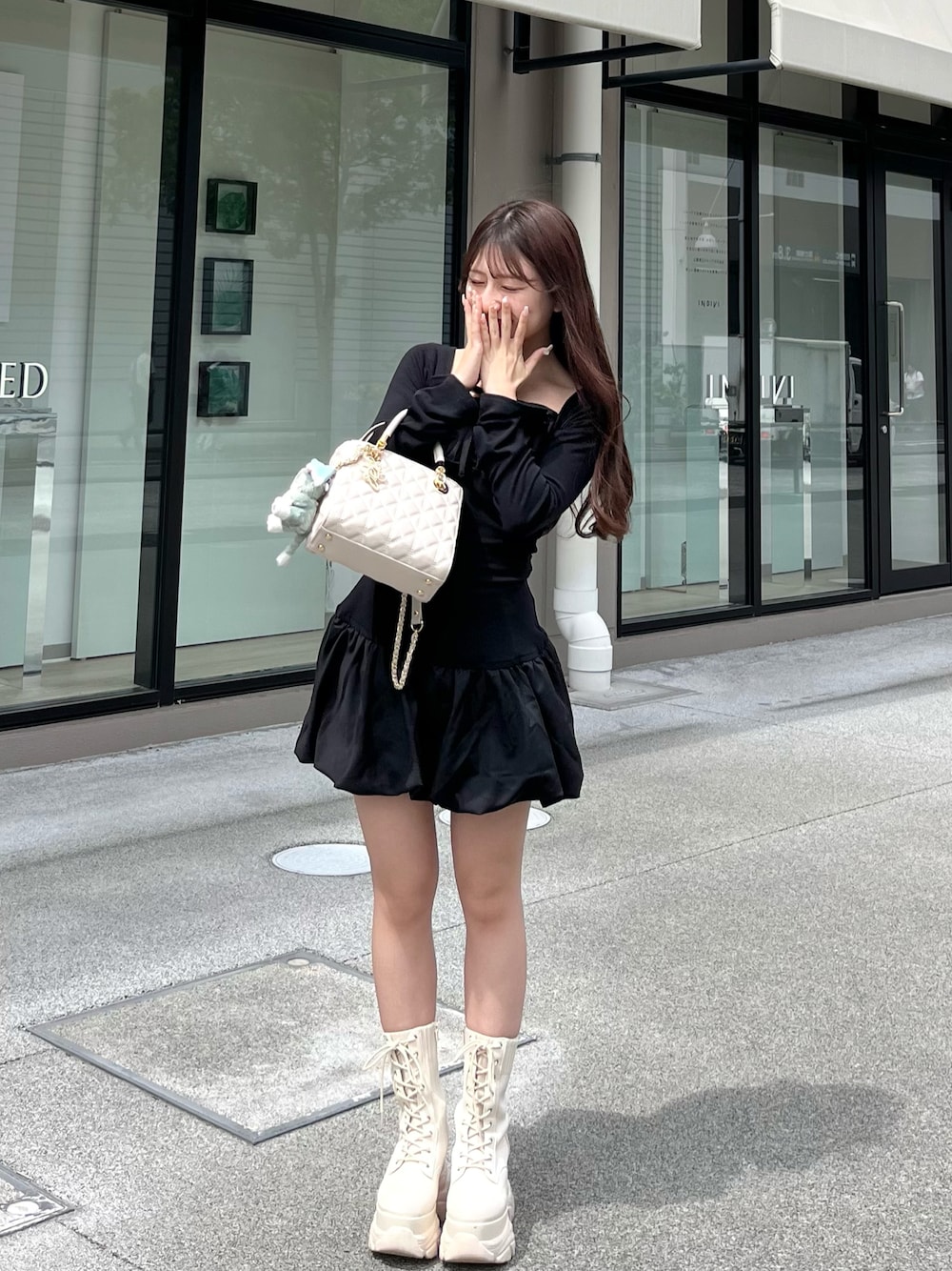 「お出かけコーデ、プチプラコーデ、ワンピース、春服コーデ、モノトーンコーデ、大人ガーリー、低身長コーデ、シンプルコーデ、休日スタイル、ショートブーツ、春服」｜「GRLのアイテム（ワンピース、ブラック系）」を使った、miyu Ӧさん（レディース・149cm）の春コーディネートの1枚目の写真