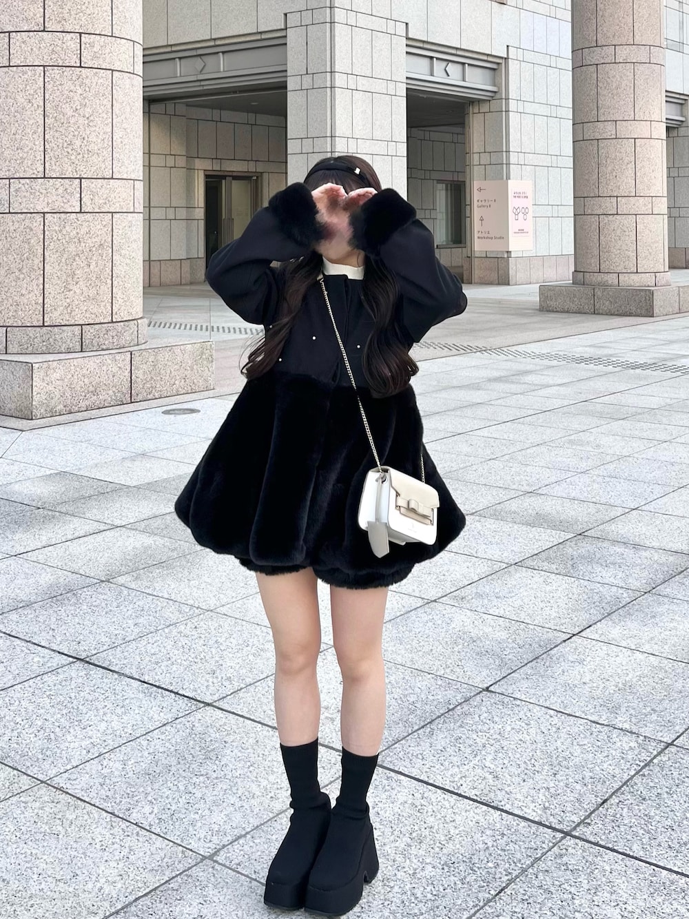 「お出かけコーデ、今日のコーデ、シンプルスタイル、フェミニンコーデ、ショートブーツ、厚底ブーツ、GRL、ブラックコーデ、モノトーンコーデ、低身長コーデ、冬コーデ、ミニバッグ、ペプラムコート」｜「GRLのアイテム（トップス、ブラック系）」を使った、miyu Ӧさん（レディース・149cm）の冬コーディネートの1枚目の写真