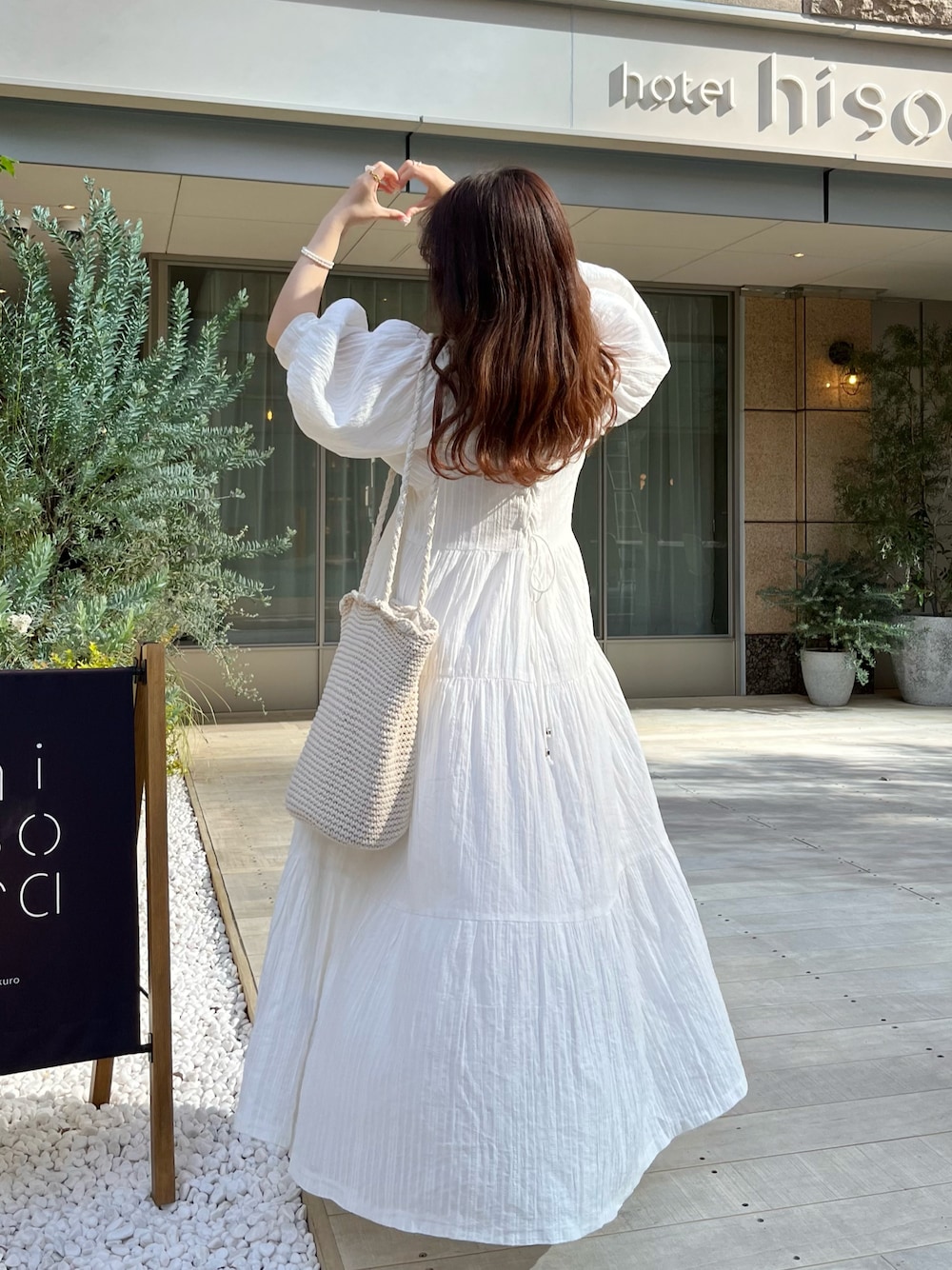 「お出かけコーデ、低身長コーデ、ボリューム袖、大人かわいい、厚底シューズ、ワンピース、ロングワンピース、夏コーデ、トートバッグ、シンプルコーデ、休日スタイル、淡色コーデ」｜「Chicoのシャーリング2wayティアードワンピース（ワンピース、ホワイト系）」を使った、miyu Ӧさん（レディース・148cm）の春コーディネートの1枚目の写真