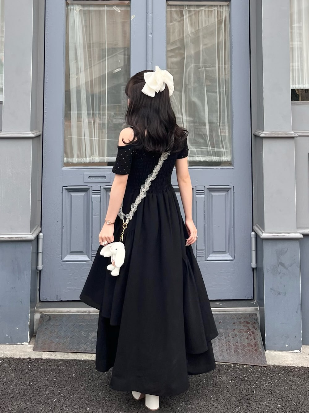 「夏ルックで気分アップ、厚底シューズ、夏服コーデ、オトナカワイイ、カフェコーデ、キャミワンピ、ティアードワンピース、低身長コーデ、厚底サンダル、シンプルコーデ、今日のコーデ、休日スタイル、お出かけコーデ、ブラックコーデ、umm.claïr」｜「R&Eの【25SS新作】【R&E】クロスストラップスクエアトゥチャンキーヒールサンダル（サンダル、ホワイト系）」を使った、miyu Ӧさん（レディース・149cm）の夏コーディネートの1枚目の写真