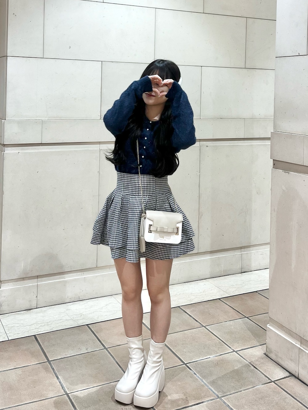 「最近のいい感じコーデ、休日スタイル、冬服、秋冬コーデ、ニットカーディガン、厚底ブーツ、GRL、プチプラ、低身長コーデ、シンプルコーデ、カーディガン、ブーツ、ショートブーツ」｜「GRLのアイテム（スカート、ブラック系）」を使った、miyu Ӧさん（レディース・149cm）の秋コーディネートの1枚目の写真