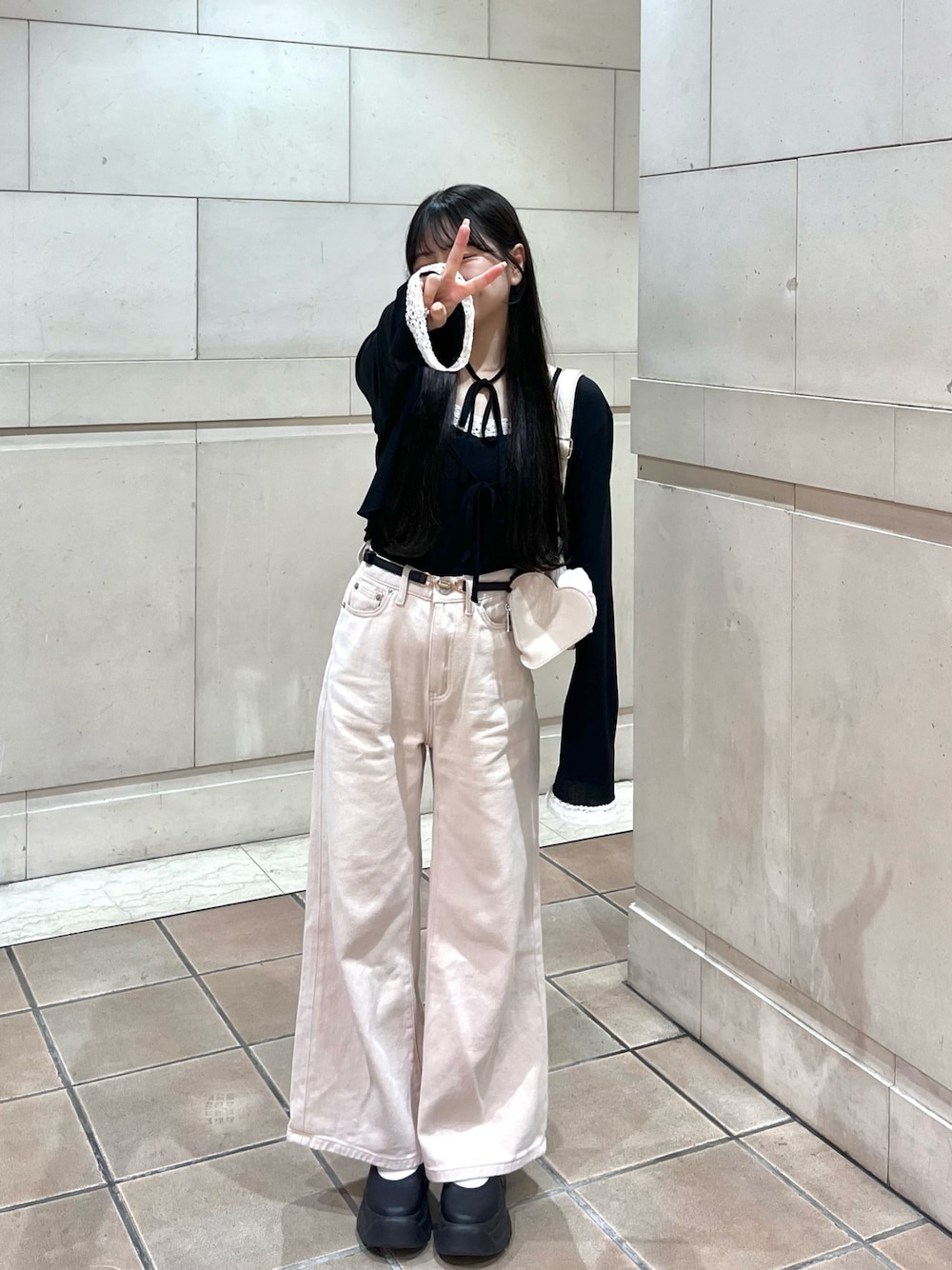 「秋コーデ、シンプルスタイル、今日のコーデ、パンツスタイル、大人ガーリー、厚底シューズ、カジュアルコーデ、デニムパンツ、カジュアルガーリー、淡色コーデ、シンプルコーデ、低身長コーデ、休日スタイル、秋服、秋服準備はじめました」｜「mysticの【2色展開】ツイルカラーパンツ（デニムパンツ、ピンク系）」を使った、miyu Ӧさん（レディース・149cm）の秋コーディネートの1枚目の写真