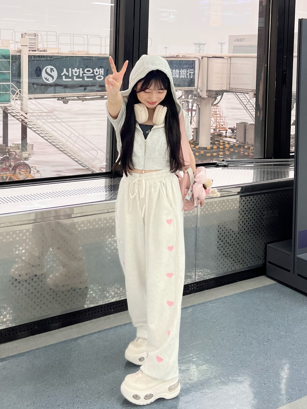 「秋服コーデ、低身長コーデ、ワントーンコーデ、韓国ファッション、厚底スニーカー、ゆるコーデ、スニーカーコーデ、韓国コーデ、低身長、スウェット、空港ファッション、カジュアルコーデ」｜「mlineの【5色展開】[mline]刺繍ニットキャミ（キャミソール、グレー系）」を使った、miyu Ӧさん（レディース・148cm）の秋コーディネートの1枚目の写真
