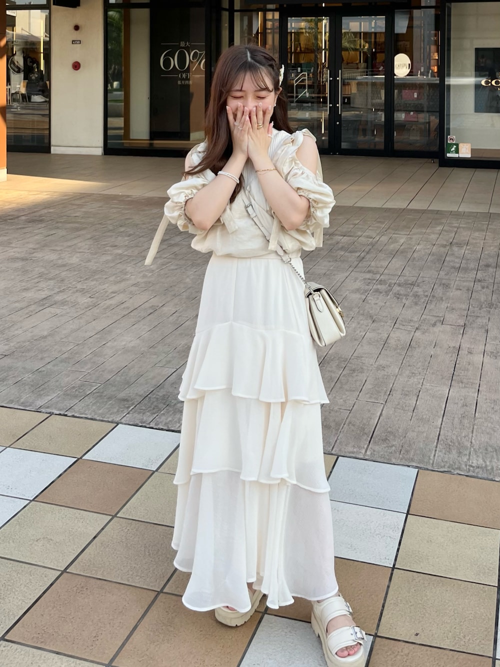 「シンプルコーデ、低身長コーデ、スカートスタイル、休日スタイル、ロングスカート、淡色コーデ、ワントーンコーデ、厚底シューズ、厚底サンダル、ボリューム袖」｜「Chicoのイレヘムティアードスカート（スカート、ホワイト系）」を使った、miyu Ӧさん（レディース・148cm）の夏コーディネートの1枚目の写真