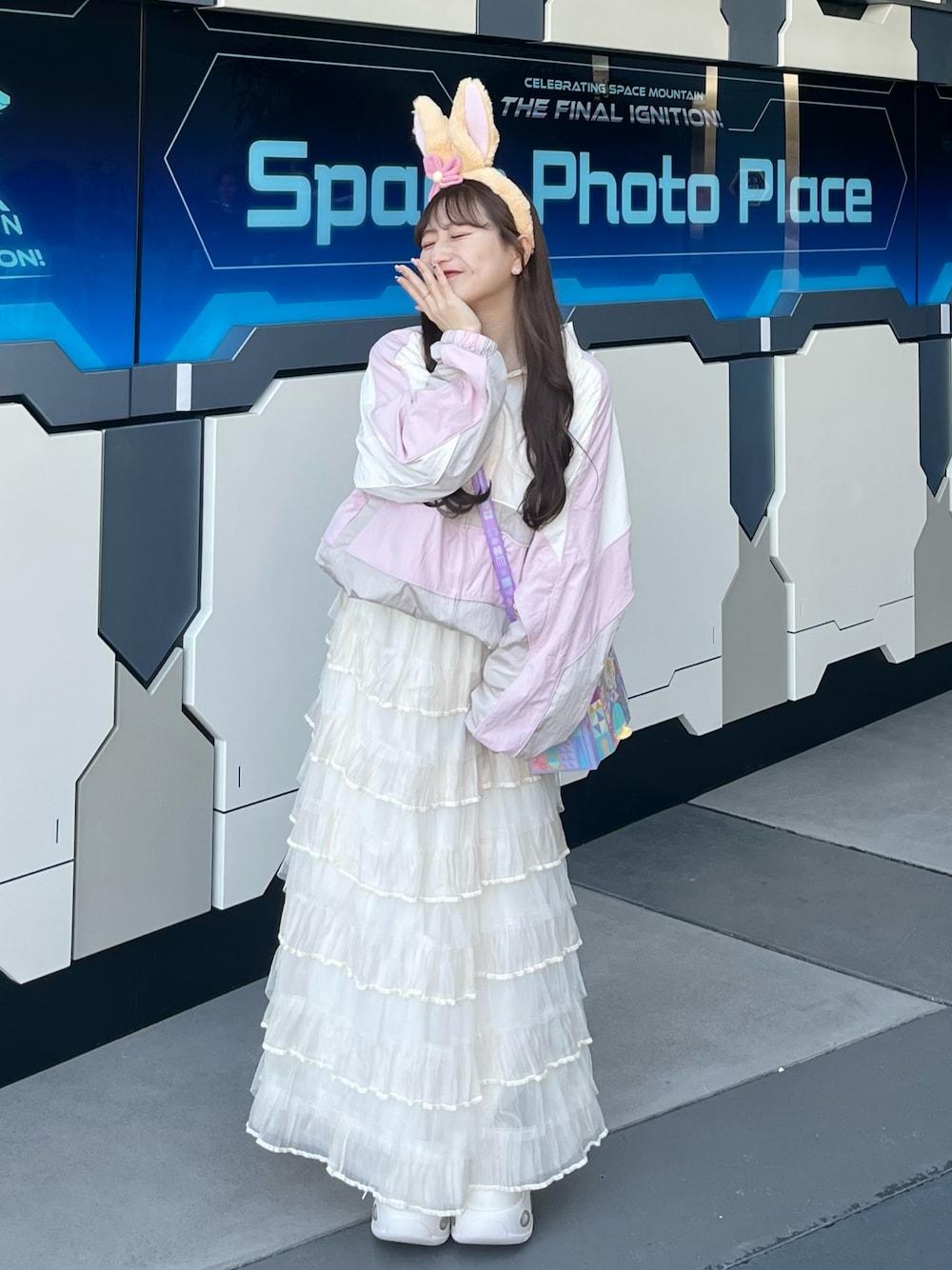 「おでかけコーデ、春のNewスタイル、ワントーンコーデ、低身長女子、ガーリーコーデ、オトナカワイイ、厚底シューズ、今日のコーデ、休日スタイル、ティアードスカート、低身長コーデ、テーマパーク、ナイロンジャケット、カジュアルガーリー、淡色コーデ」｜「LILY BROWNのカラーブロックトラックジャケット（ジャージ、ピンク系）」を使った、miyu Ӧさん（レディース・148cm）の春コーディネートの1枚目の写真