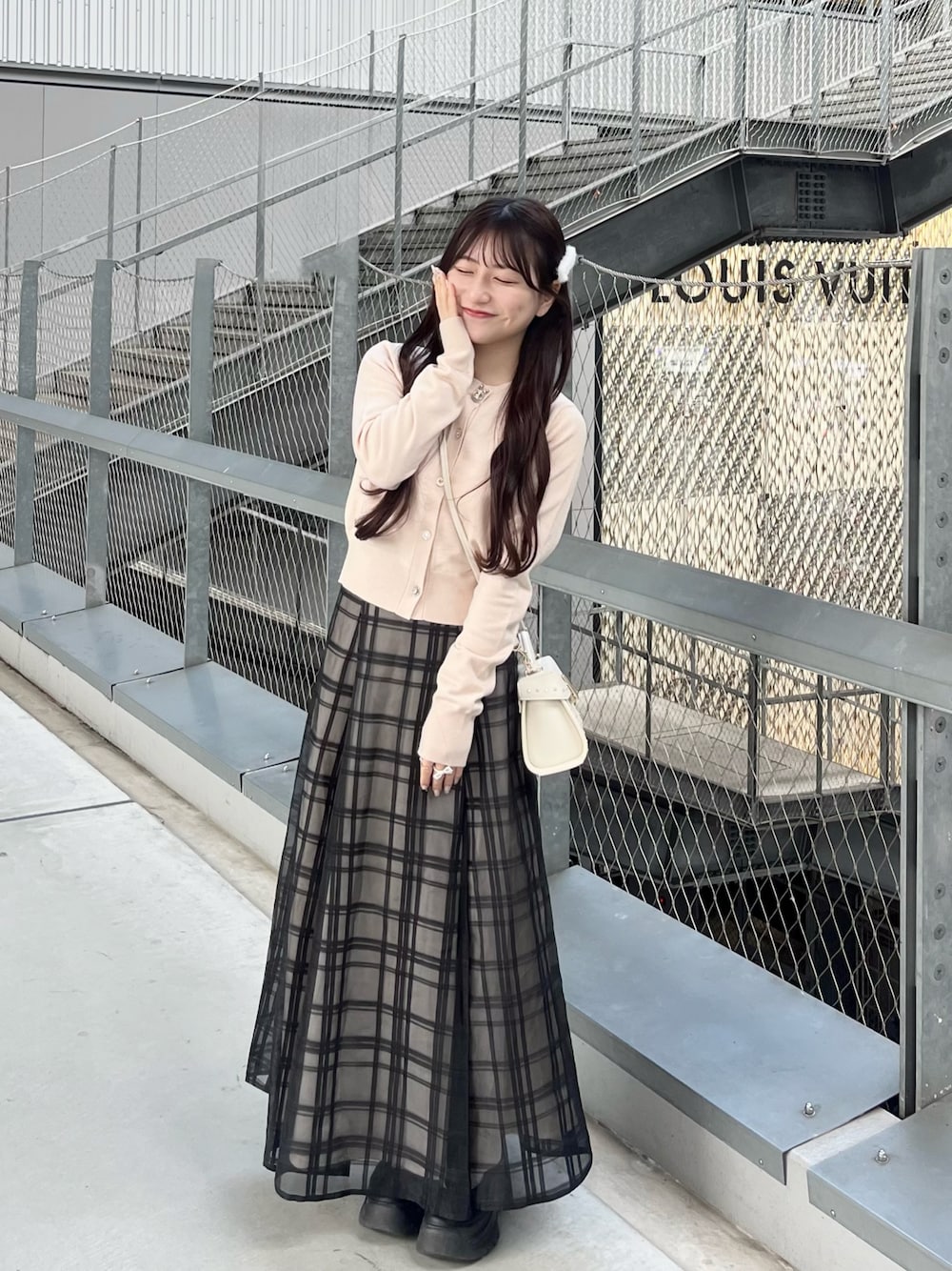 「今日のコーデ、春色、春服みてみて、大人可愛い、淡色コーデ、カーディガンコーデ、大人ガーリー、スカートコーデ、ロングスカート、春服、低身長コーデ、休日スタイル、シンプルコーデ、ピンク、GRL」｜「LILY BROWNのアイテム（カーディガン/ボレロ、ピンク系）」を使った、miyu Ӧさん（レディース・149cm）の冬コーディネートの1枚目の写真