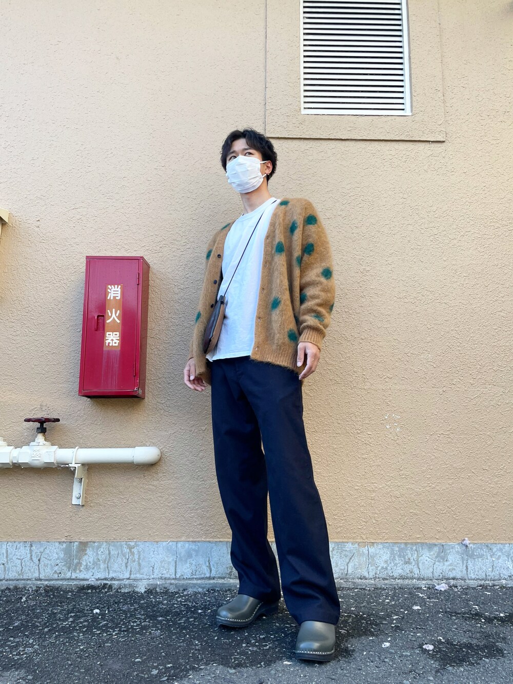 「カーディガン、大人カジュアル、休日コーデ、秋冬コーデ、おしゃれさんと繋がりたい、NEEDLES、ジャーナルスタンダード、コムデギャルソン、COMME des GARCONS、ニードルス、journal standard、スニーカー、イエロー、スラックス」｜「COMME des GARCONSのアイテム（スラックス、ブラック系）」を使った、takumackenyu16さん（メンズ・173cm）の秋コーディネートの1枚目の写真