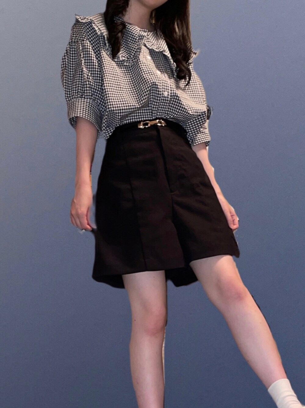 「ショートパンツ、モノトーン、ギンガムチェック、モノトーンコーデ、グレイル、GRL」｜「GRLのビッグフリルカラーギンガム柄ブラウス（シャツ/ブラウス、ブラック系）」を使った、にーゆさん（レディース・153cm）の秋コーディネートの1枚目の写真
