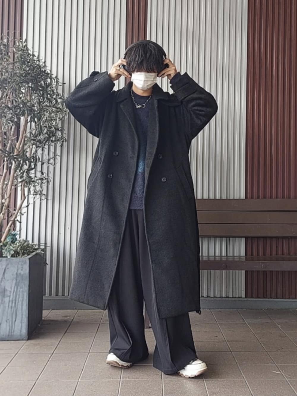 「デニム、レイヤードスタイル、秋コーデ、メンズファッション、お洒落さんとつながりたい、今日のコーデ、休日コーデ、大人カジュアル、シンプルスタイル、冬コーデ、コート、キレイめ、グラデーション、日常に魔法を、おしゃ見えテクニック」｜「WYM LIDNMのMOHAIR BLEND JACQUARD SHAGGY KNIT（ニット/セーター、ブルー系）」を使った、ゆーと🐨さん（メンズ・175cm）の秋コーディネートの1枚目の写真