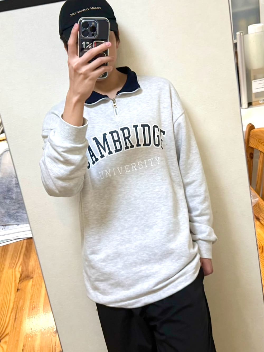 「春服コーデ、春ファッション、ストリート、ハーフジップスウェット、スウェット、モノトーン、カーゴパンツ」｜「exitoのアイテム（スウェット、ホワイト系）」を使った、takumiさん（メンズ・170cm）の春コーディネートの1枚目の写真
