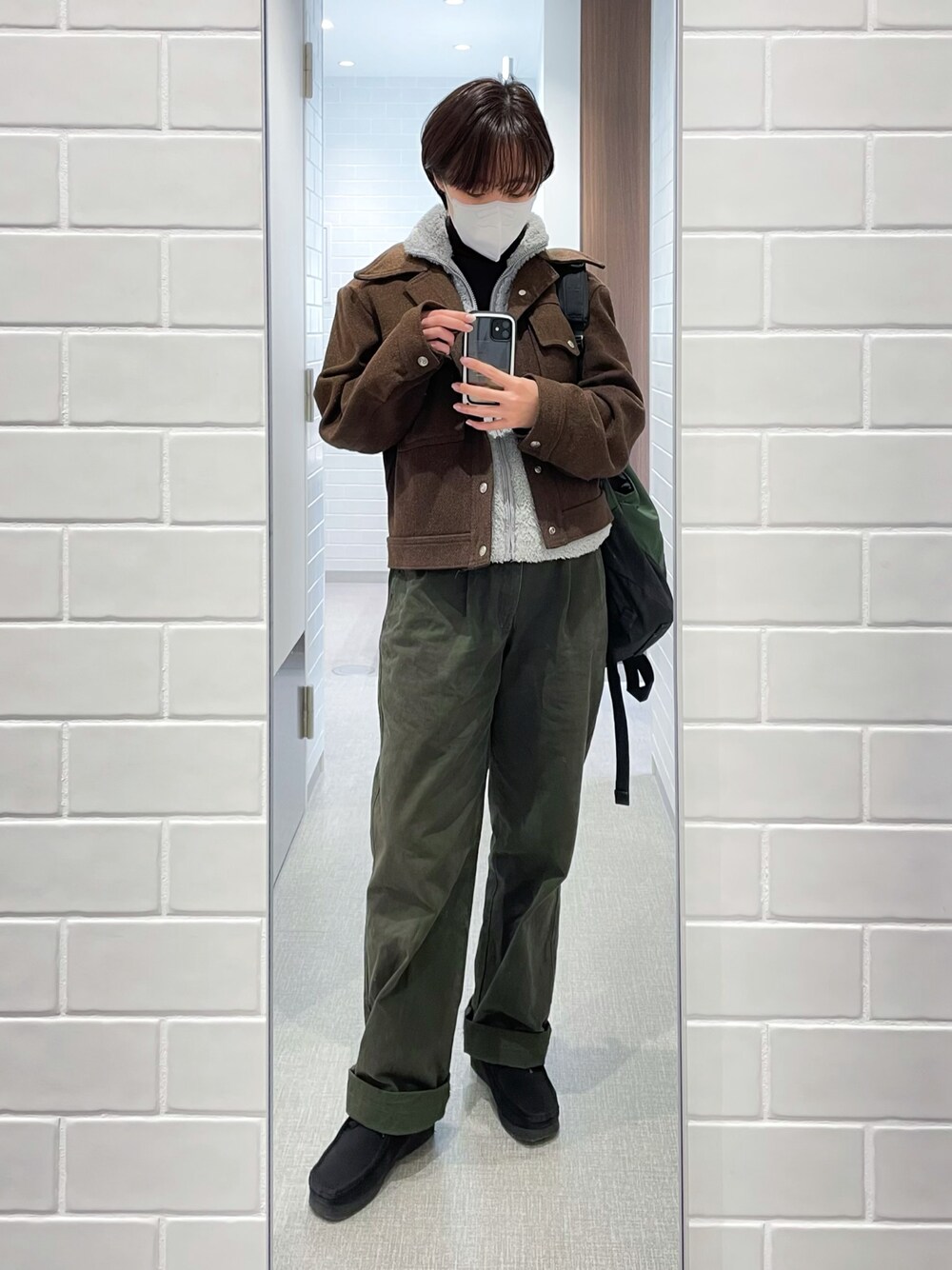 patagoniaのダウンベスト（グレー系）を使った人気ファッション