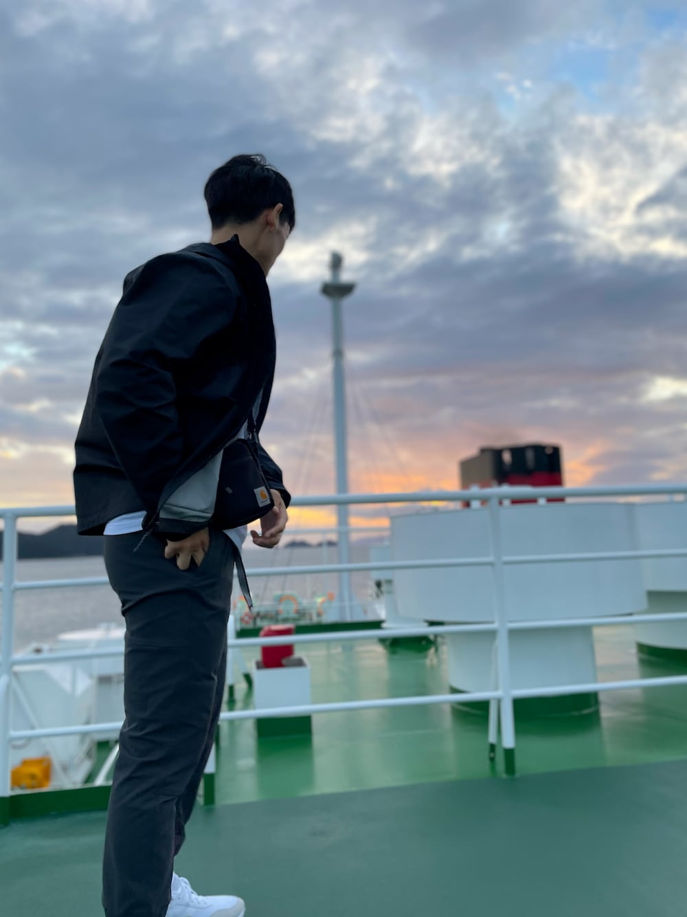 「Carharttのアイテム（ボディバッグ/ウエストポーチ、ブラック系）」を使った、Takahiro さん（メンズ・183cm）の秋コーディネートの1枚目の写真