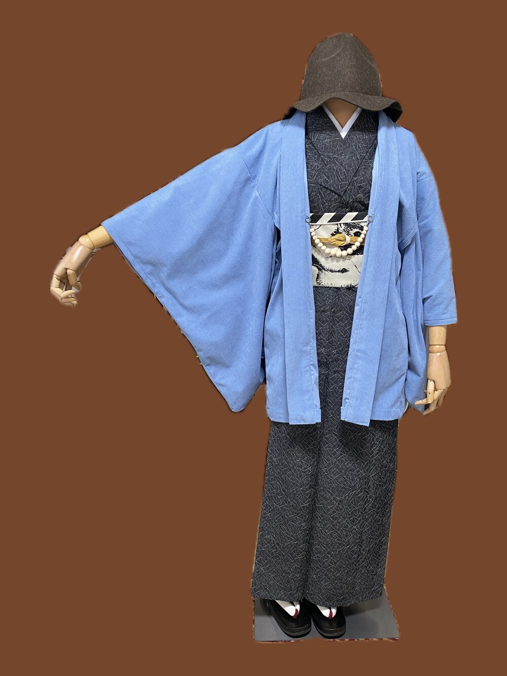 ブルー系のノーカラージャケット、ブラウン系のハット、グレー系の着物を着用したレディースの冬コーディネートの1枚目の写真