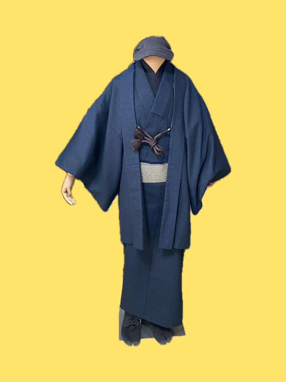ブルー系のノーカラージャケット、ブラック系のスニーカー、ブラウン系のファッション雑貨を着用したレディースの冬コーディネートの1枚目の写真
