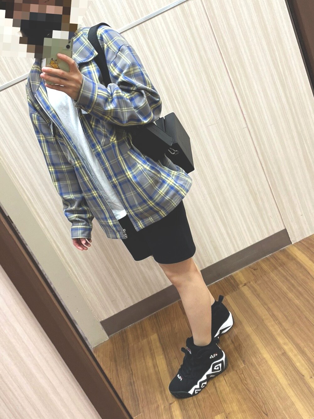 「ハーフパンツコーデ、ハーフパンツ、いいね、save、フォローお願いします🤑」｜「FILAのFILA / ＭＢ(BLACK)（スニーカー、ブラック系）」を使った、minuteさん（レディース・158cm）の春コーディネートの1枚目の写真