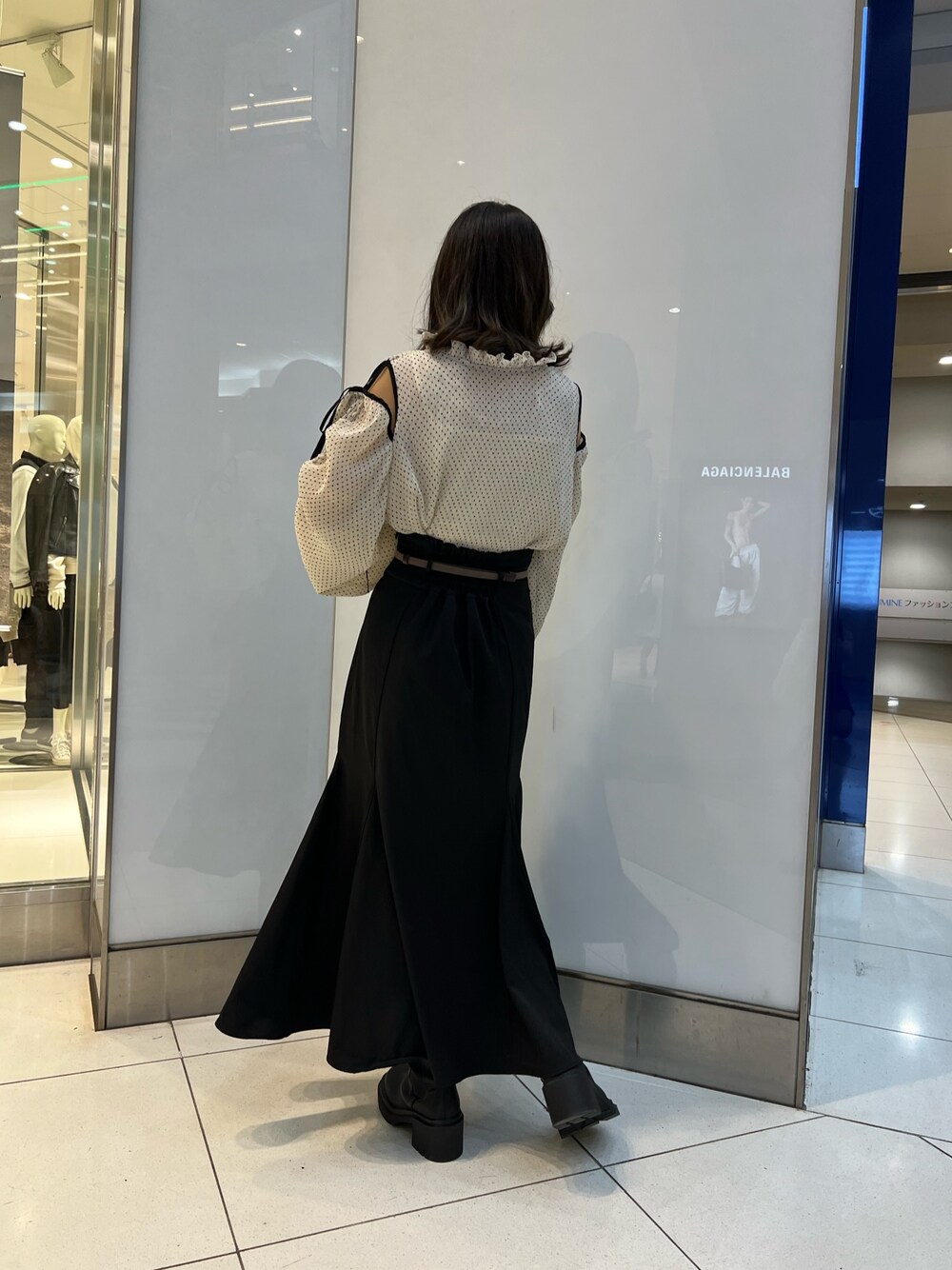 その他のシャツ/ブラウス、ブラック系のスカートを着用したレディースの秋コーディネートの2枚目の写真