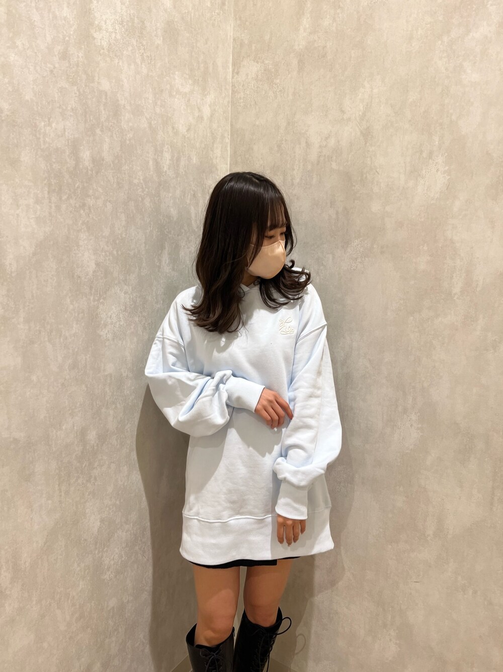 ブラック系のブーツ、ブルー系のパーカーを着用したレディースの冬コーディネートの5枚目の写真