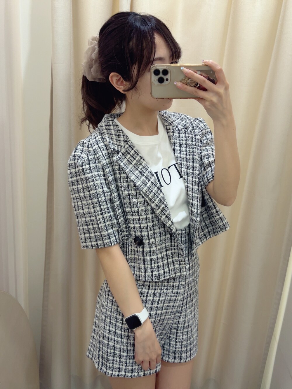 ブラック系のテーラードジャケット、その他のその他パンツ、ホワイト系のTシャツ/カットソーを着用したレディースの夏コーディネートの1枚目の写真