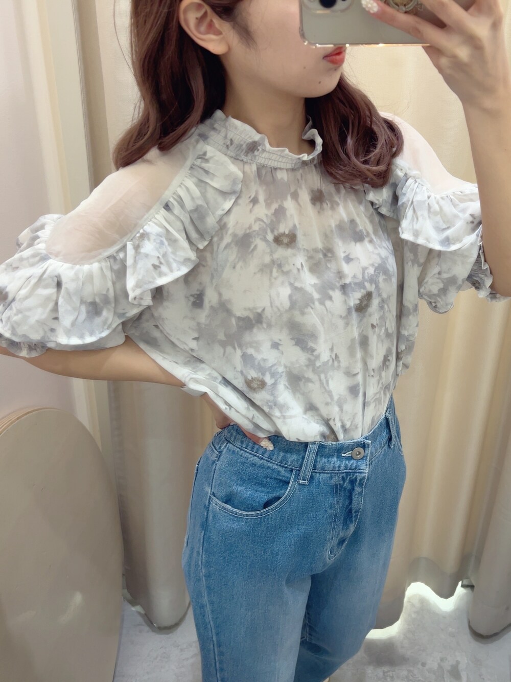 ブルー系のその他パンツ、グレー系のシャツ/ブラウスを着用したレディースの春コーディネートの3枚目の写真