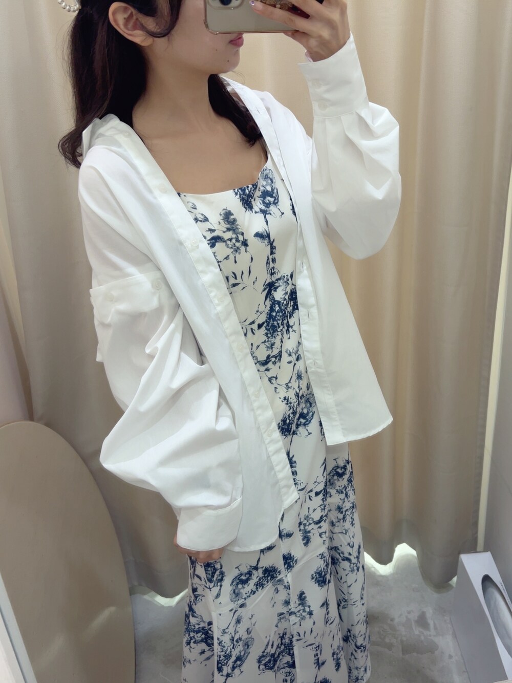 ホワイト系のシャツ/ブラウス、ホワイト系のその他シューズ、ホワイト系のワンピースを着用したレディースの夏コーディネートの2枚目の写真