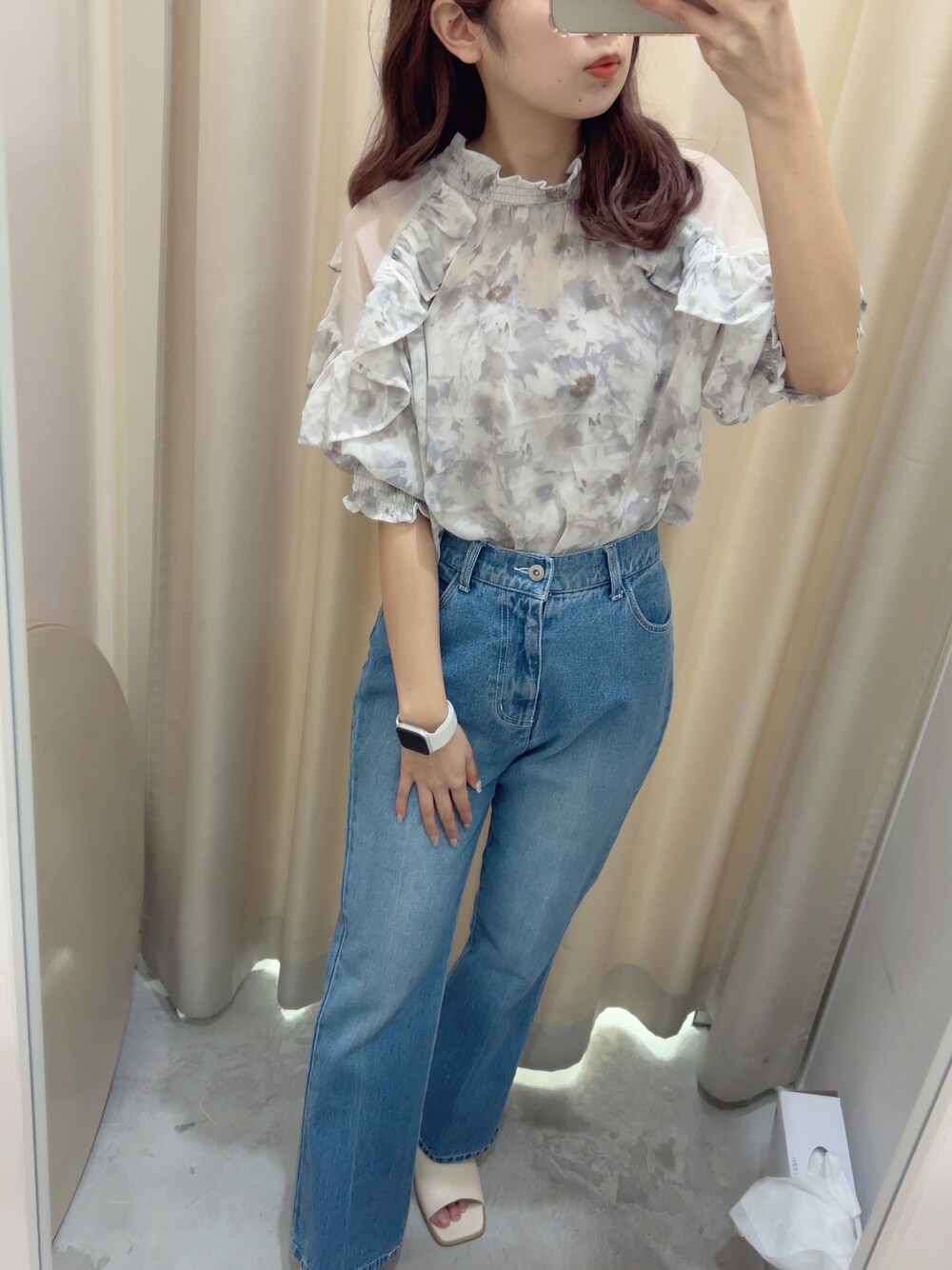 ブルー系のその他パンツ、グレー系のシャツ/ブラウスを着用したレディースの春コーディネートの2枚目の写真