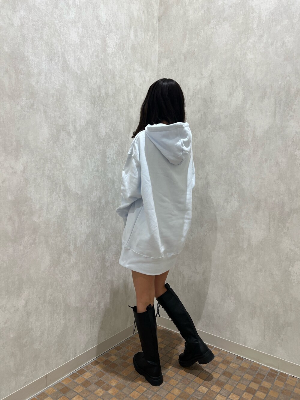 ブラック系のブーツ、ブルー系のパーカーを着用したレディースの冬コーディネートの4枚目の写真