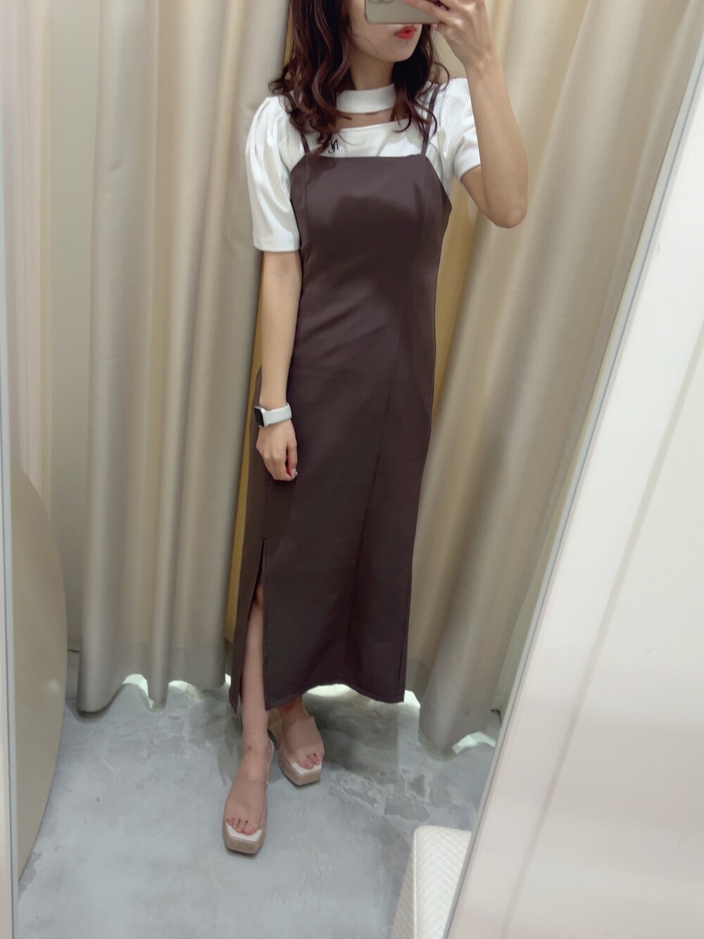 ホワイト系のTシャツ/カットソー、ブラウン系のワンピースを着用したレディースの夏コーディネートの2枚目の写真