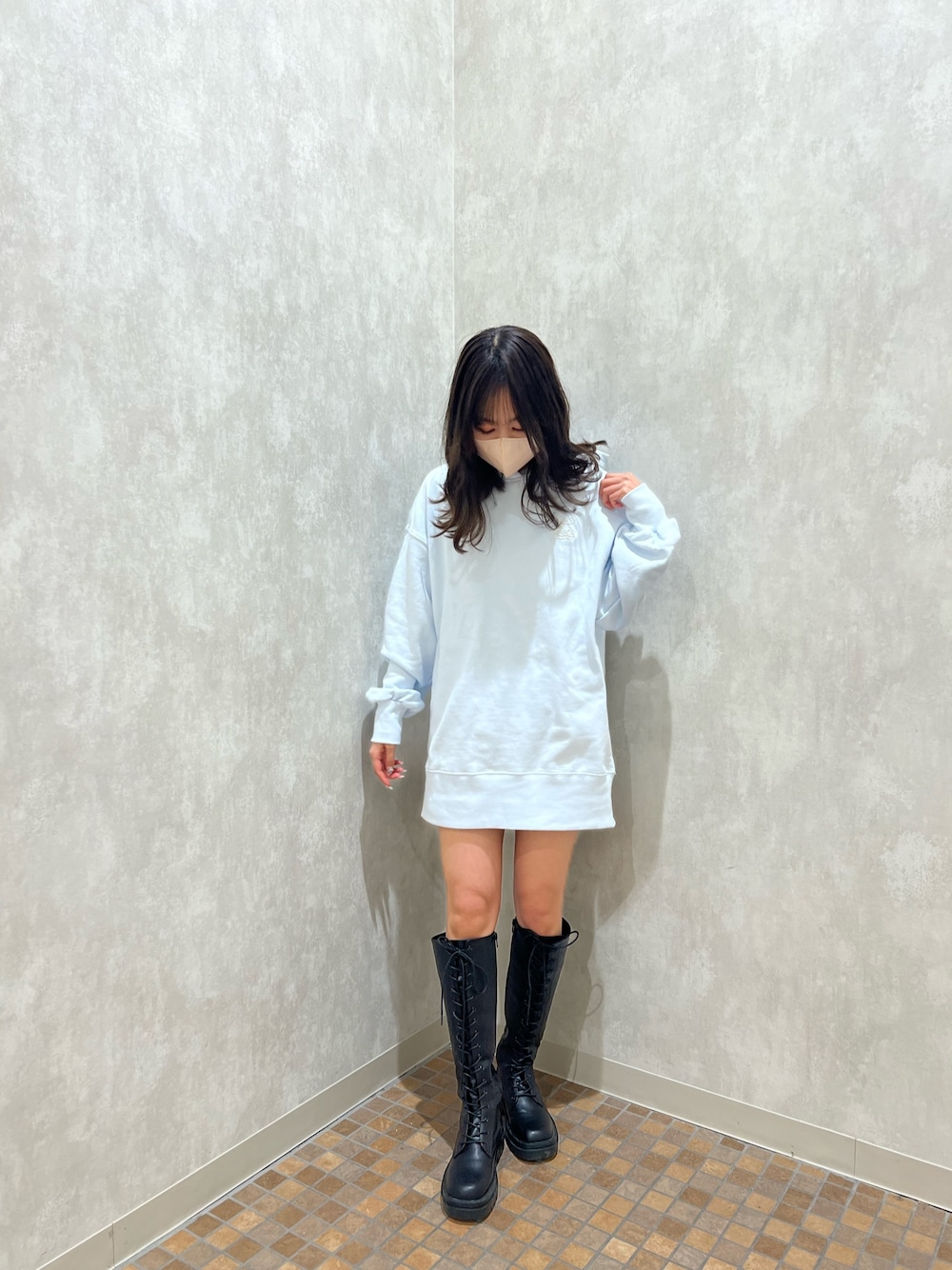 ブラック系のブーツ、ブルー系のパーカーを着用したレディースの冬コーディネートの2枚目の写真