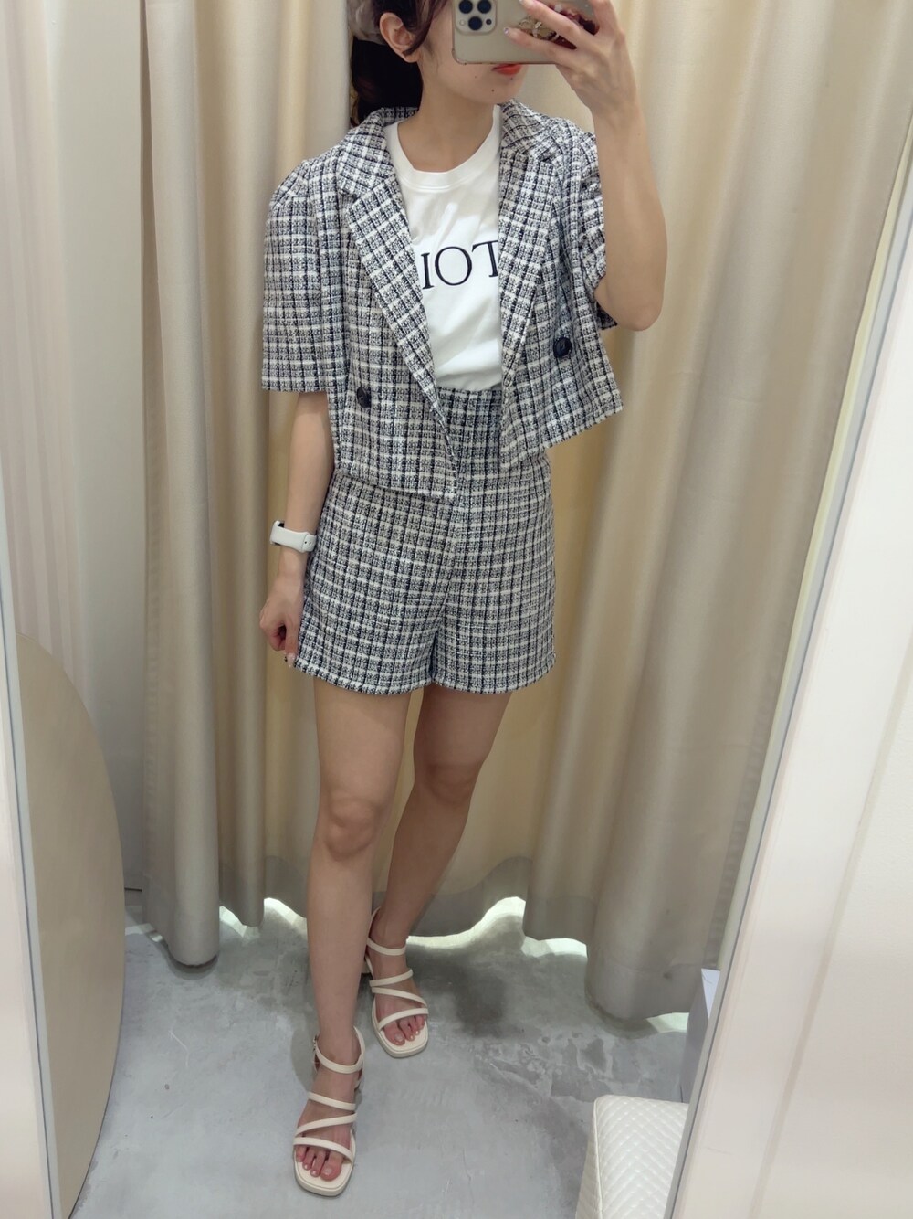 ブラック系のテーラードジャケット、その他のその他パンツ、ホワイト系のTシャツ/カットソーを着用したレディースの夏コーディネートの2枚目の写真