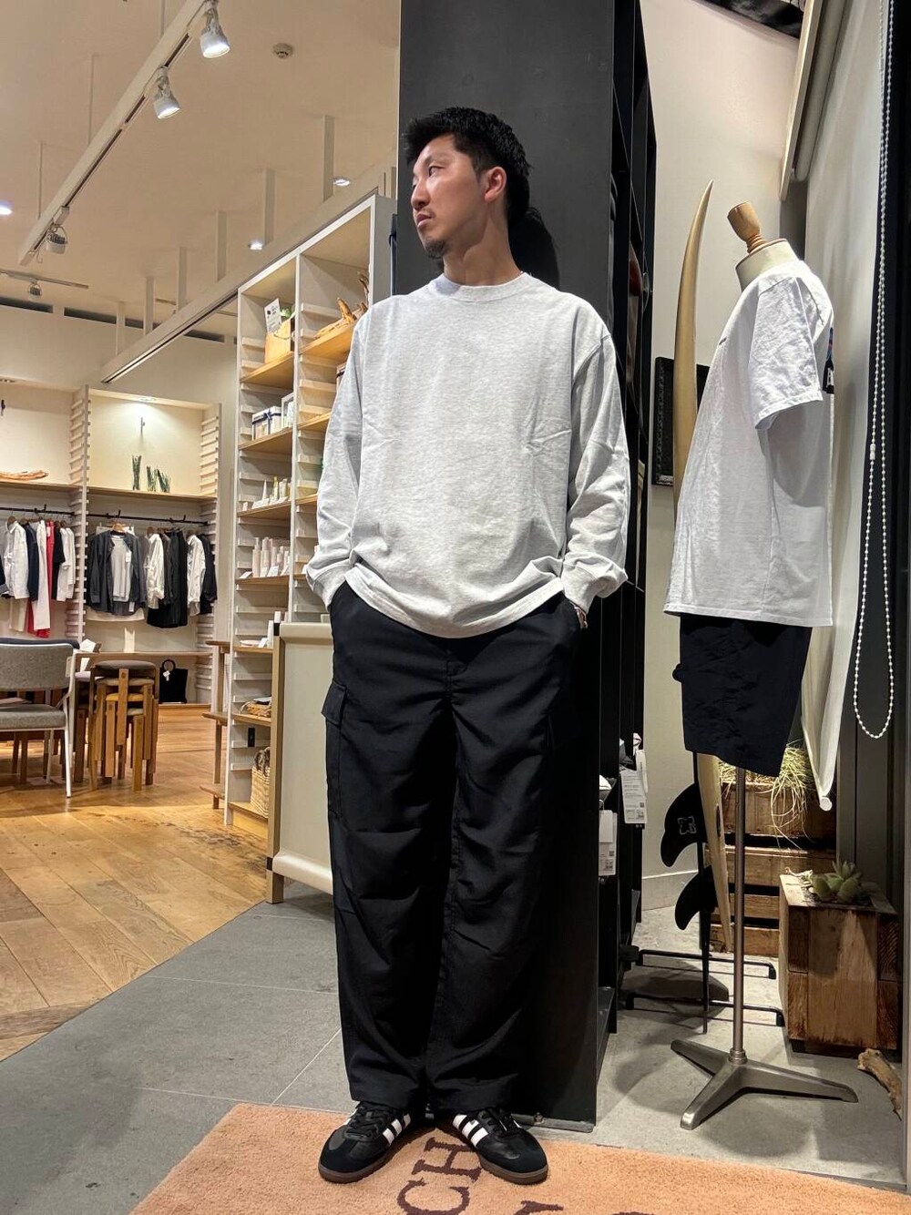 グレー系のTシャツ/カットソー、ブルー系のその他パンツ、ブルー系のブルゾンを着用したメンズの夏コーディネートの1枚目の写真